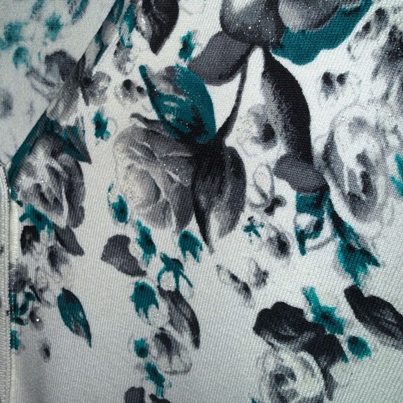 White House Black Market Floral Button-Up Blouse - Picture 4 of 7